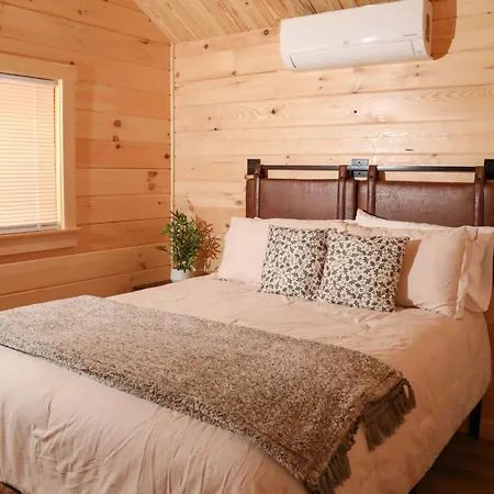 Route 6 Campground Gaines Room photo